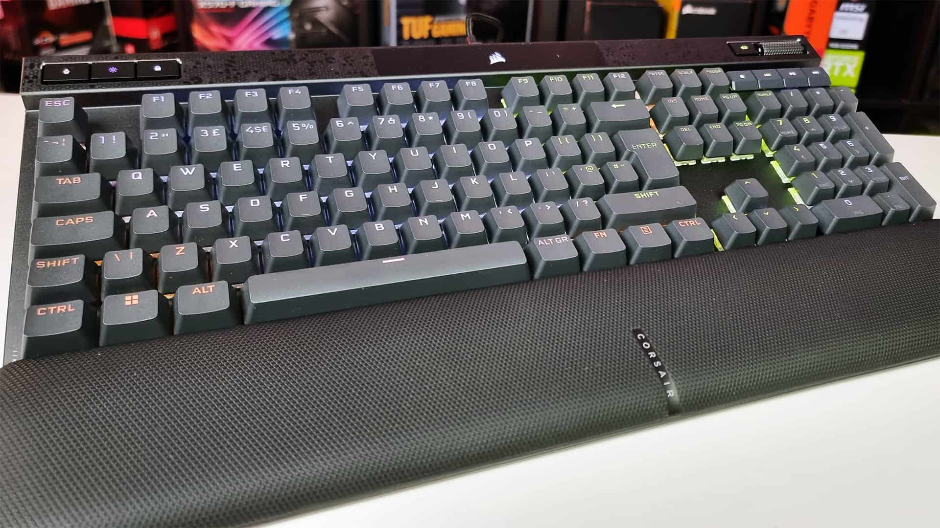 CORSAIR K70 MAX and wrist-rest